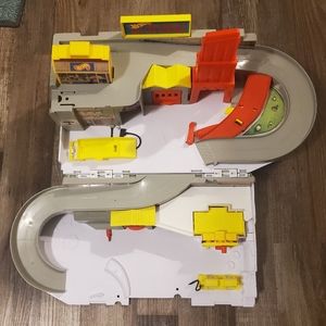 HOT WHEELS CAR WASH/SERVICE CENTER, USED BUT GOOD CONDITION, LOOK AT PICS